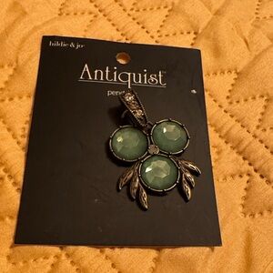 Antiquist Pendant with Green Gemstones